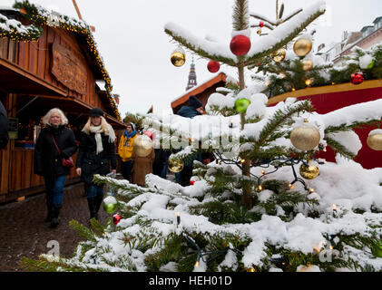 Geschmückten Weihnachtsbaum mit Schnee am Weihnachtsmarkt in Højbro Plads, Hoejbro Square, auf Strøget, Stroeget, in Kopenhagen. Stockfoto