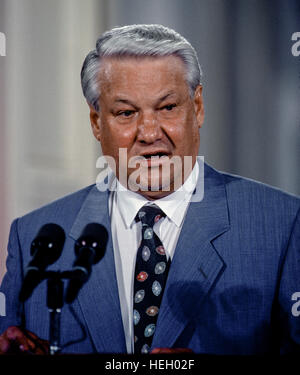 Washington, DC, USA, 17. Juni 1992.  Der russische Präsident Boris Yeltsin beantwortet Reporter Fragen während einer gemeinsamen Pressekonferenz mit Präsident George H.W. Bush im East Room des weißen Hauses: Mark Reinstein Stockfoto