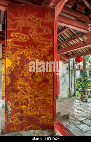 Rote Türen mit goldenen Drachen an den alten konfuzianische Literaturtempel (Van Mieu Quoc Tu Giam) in Hanoi, Vietnam Stockfoto