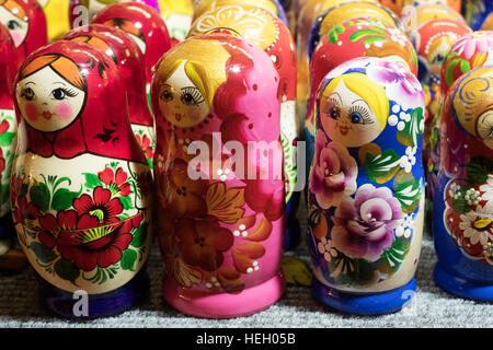 Schöne bunte russischen Nesting Dolls Matreshka am Markt. Matrioshka ist Leute kulturelles Symbol der Russischen Föderation. Stockfoto