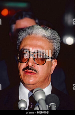 Washington, DC, USA, 26. November 1984 irakischen Vizepremierminister Tariq Aziz spricht mit Reportern in Washington DC.  Bildnachweis: Mark Reinstein Stockfoto