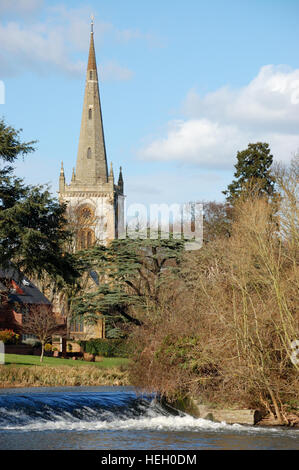Der Turm der Kirche der Heiligen Dreifaltigkeit, Stratford-upon-Avon neben dem Fluss Avon Stockfoto