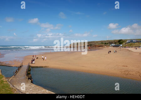 Eine Fußgängerbrücke über den Fluss Neet oder Strat bei Ebbe Blick über Summerleaze Beach in das kornische von Bude. Stockfoto