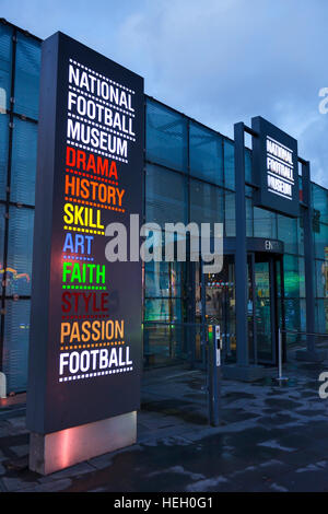 Früher bekannt als die URBIS Gebäude in Manchester, jetzt die Heimat der International Football Museum Stockfoto