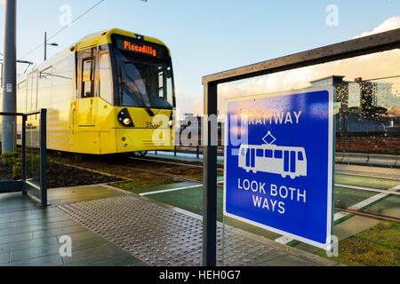 Die Stadtbahn Haltestelle Deansgate in Manchester England. Stockfoto