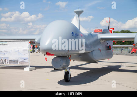 BERLIN / Deutschland - Juni 3,2016: IAI Heron, ein mittlerer Flughöhe Long Endurance unmanned aerial vehicles (UAV) steht auf dem Flughafen in Berlin Stockfoto