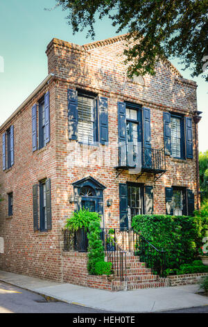 Schönen föderalistischen Art Architektur besticht mit rotem Backstein und schwarze Fensterläden im historischen Stadtzentrum von zu Hause in Charleston SC Stockfoto