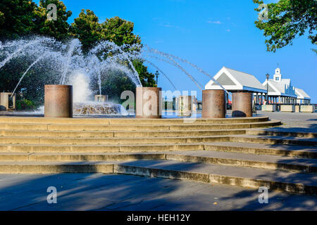 Wahrzeichen-Wasser-Brunnen-Attraktion in städtischen Parkanlage am Flussufer entlang der Cooper River und Kai in Charleston SC Stockfoto