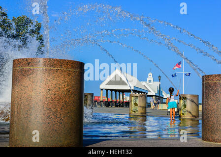 Kleines Mädchen spielt im Wasser-Brunnen in den Landschaftspark am Flussufer entlang dem Cooper River und Vendue Wharf in Charleston SC Stockfoto