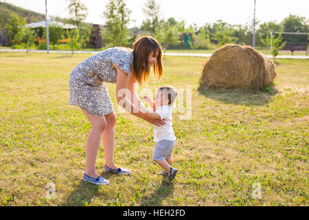 Baby Junge mit seiner Mutter im park Stockfoto