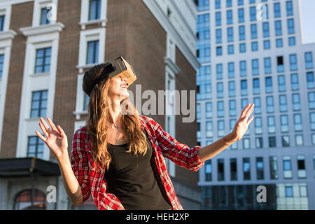 Frau mit virtual-Reality-Brille in der Stadt Stockfoto