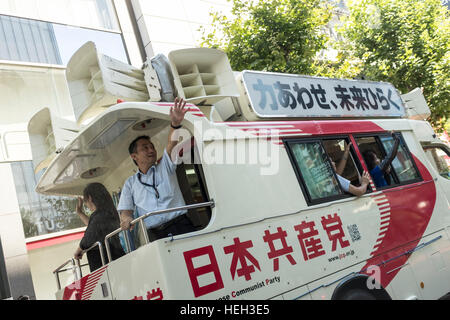 Mitglieder der kommunistischen Partei Japans Kampagnen von der Rückseite eines Busses in Shibuya, Tokyo, Japan. Stockfoto