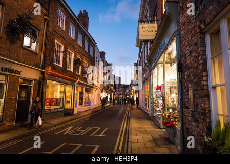 Die schönen Straßen von York, England, mit ihrer atemberaubenden Architektur und belebten Geschäften, Kneipen, Bars und Sehenswürdigkeiten Stockfoto