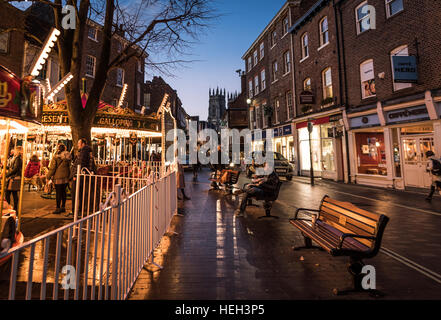 Kirmes in den Straßen von York, England, mit seiner atemberaubenden Architektur und belebten Geschäften, Kneipen, Bars und Sehenswürdigkeiten Stockfoto