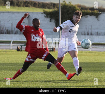 Ehemalige nigerianische internationale Kevin Amuneke (rot) spielen für Nordirland junior Seite Ballynure Old Boys in der Intermediate Cup gegen Lisburn Distillery im November 2016. Am 22. Dezember 2016 bekannt lokale Medien, dass Amuneke Irish Premier League Seite Linfield im Januar 2017 Transferfenster verbinden würde. Stockfoto