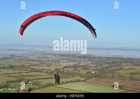 Ein Gleitschirm an einem kalten, nebligen Morgen im Dezember im Devils Dyke in Brighton, West Sussex. Stockfoto