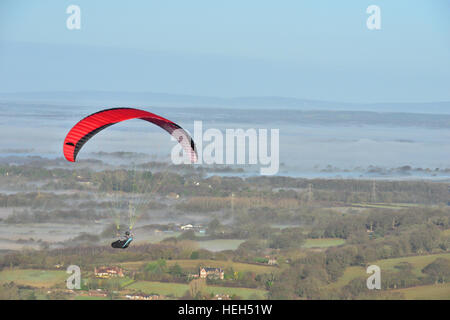 Ein Gleitschirm an einem kalten, nebligen Morgen im Dezember im Devils Dyke in Brighton, West Sussex. Stockfoto