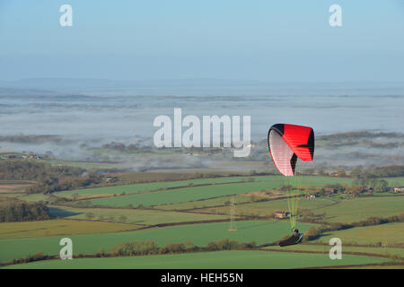 Ein Gleitschirm an einem kalten, nebligen Morgen im Dezember im Devils Dyke in Brighton, West Sussex. Stockfoto