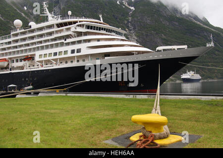 Holland America Line Kreuzfahrtschiff, die "Prinsendam" vor in einem norwegischen Fjord (Hardangerfjord Anker) Stockfoto