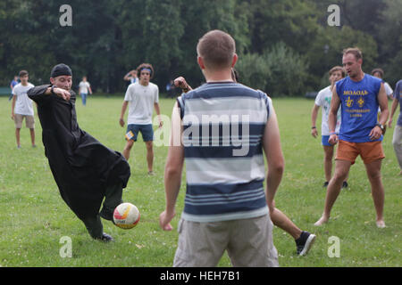 Krakau, Polen - 29. Juli 2016: Krakau Blonia, World Youth Day 2016, Weg der Cross o/p Pilger Fußball spielen Stockfoto