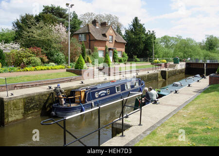 Eine schmale Boot Durchreise Hambleden Sperre auf der Themse, Berkshire, England Stockfoto