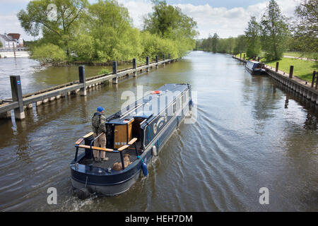 Eine schmale Boot Fahrt auf der Themse an Hambleden Schleuse, Berkshire, England Stockfoto