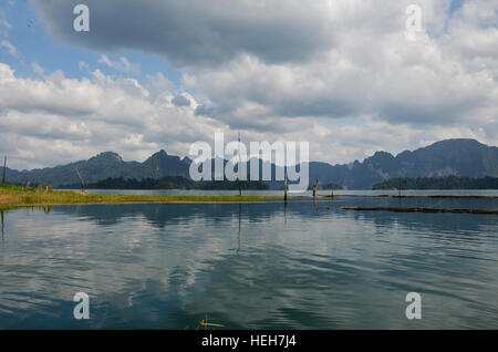 Sonnenaufgang mit Kalkstein Felsen Berg Morgen rechtzeitig in Khao Sok Nation Park in Cheow Lan Lake bei Ratchaprapa oder Rajjaprabha Dam Reservoir in Surat T Stockfoto