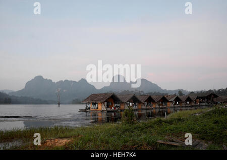 Hütte und Haus in Floß Resort für Menschen, die Erholung im Urlaub auf Cheow Lan Lake Ratchaprapa oder Rajjaprabha Dam Reservoir Morgen rechtzeitig am Khao Sok N Stockfoto