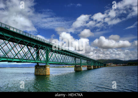 Eiffel-Brücke über den Fluss Lima in Viana Do Castelo, Portugal Stockfoto