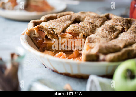 Apfel und Quitte-Gitter-Torte. Gluten frei. Stockfoto