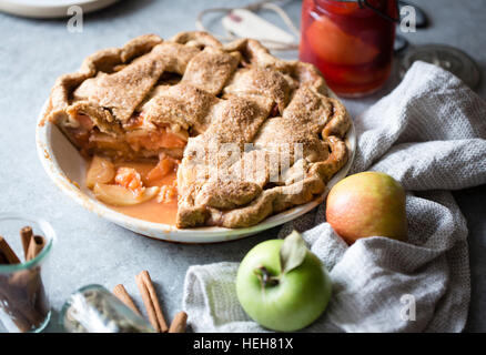 Apfel und Quitte-Gitter-Torte. Gluten frei. Stockfoto