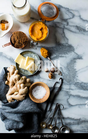 Kochen Zutaten auf Marmor Arbeitsfläche. Milch, Butter, Ingwer, Gewürze. Stockfoto