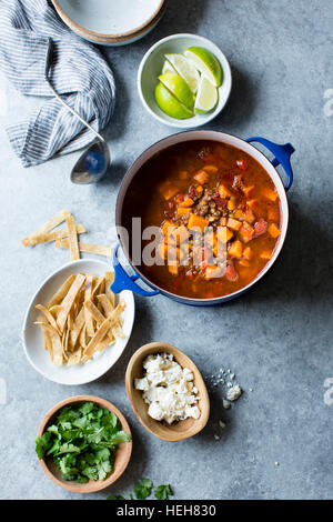 Rauchig Süßkartoffel & Tortilla Linsensuppe, glutenfrei und Vegan. Stockfoto