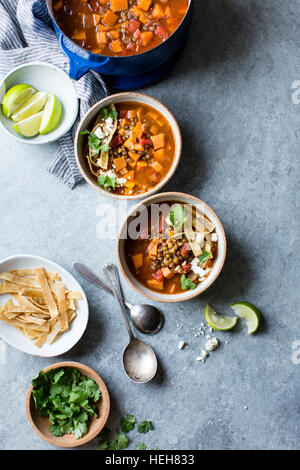 Rauchig Süßkartoffel & Tortilla Linsensuppe, glutenfrei und Vegan. Stockfoto