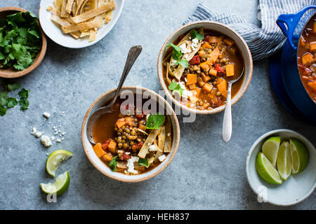 Rauchig Süßkartoffel & Tortilla Linsensuppe, glutenfrei und Vegan. Stockfoto