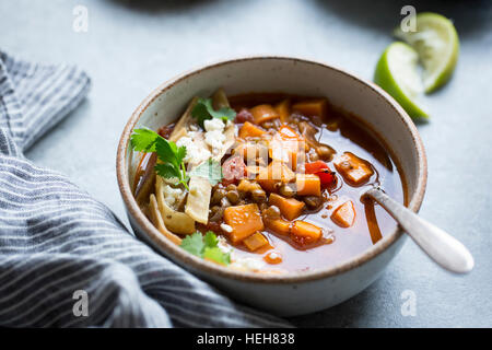 Rauchig Süßkartoffel & Tortilla Linsensuppe, glutenfrei und Vegan. Stockfoto