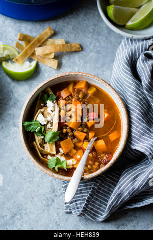 Rauchig Süßkartoffel & Tortilla Linsensuppe, glutenfrei und Vegan. Stockfoto