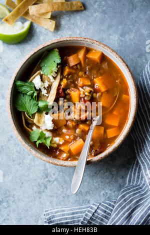 Rauchig Süßkartoffel & Tortilla Linsensuppe, glutenfrei und Vegan. Stockfoto