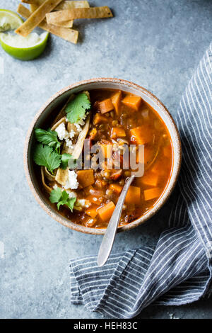 Rauchig Süßkartoffel & Tortilla Linsensuppe, glutenfrei und Vegan. Stockfoto