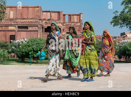 Indische Frauen in traditionellen bunten Sari Kleid, Fatehpur Sikri, Indien Stockfoto