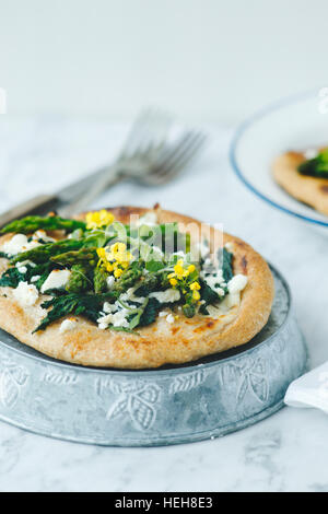 Spargel-Pizza auf einer grauen Platte Stockfoto