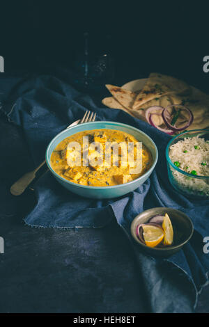 Paneer Curry serviert mit Nan-Brot, Reis und Salat. Stockfoto