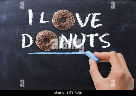 "Ich liebe Donuts" Konzept mit leckeren Schoko Donut auf dunklem Hintergrund Stockfoto