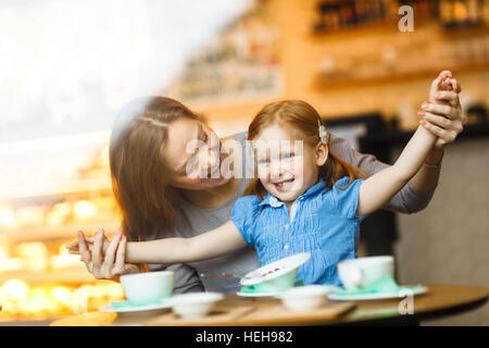Frau und ihre süße Tochter Spaß im café Stockfoto
