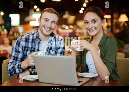 Glückliches Paar oder Kollegen mit Kaffee-Pause im Café Stockfoto