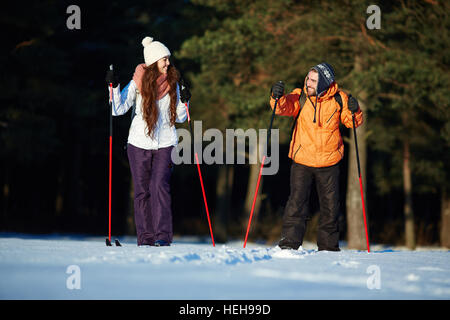 Aktive Paar Ski im Langlauf am Wochenende Stockfoto