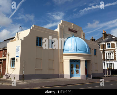 Dreiviertelansicht von The Regent, Victoria Parade, viel Meer, Kent. Stockfoto