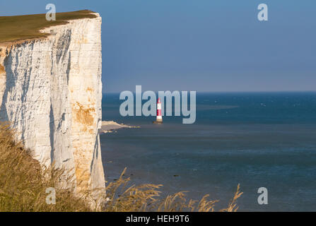 Nahaufnahme von den Klippen bei Beachy Head in Sussex und der Leuchtturm direkt neben an einem hellen sonnigen Sommertag. Stockfoto