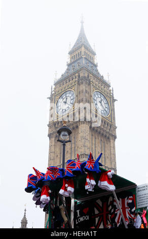 London, Big Ben und British Souvenirs stall. In London, England. Stockfoto