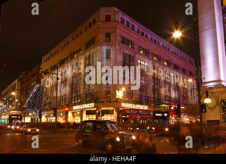 Weihnachtsbeleuchtung auf Marks & Spencer, Oxford Street, London. In London, England. Stockfoto